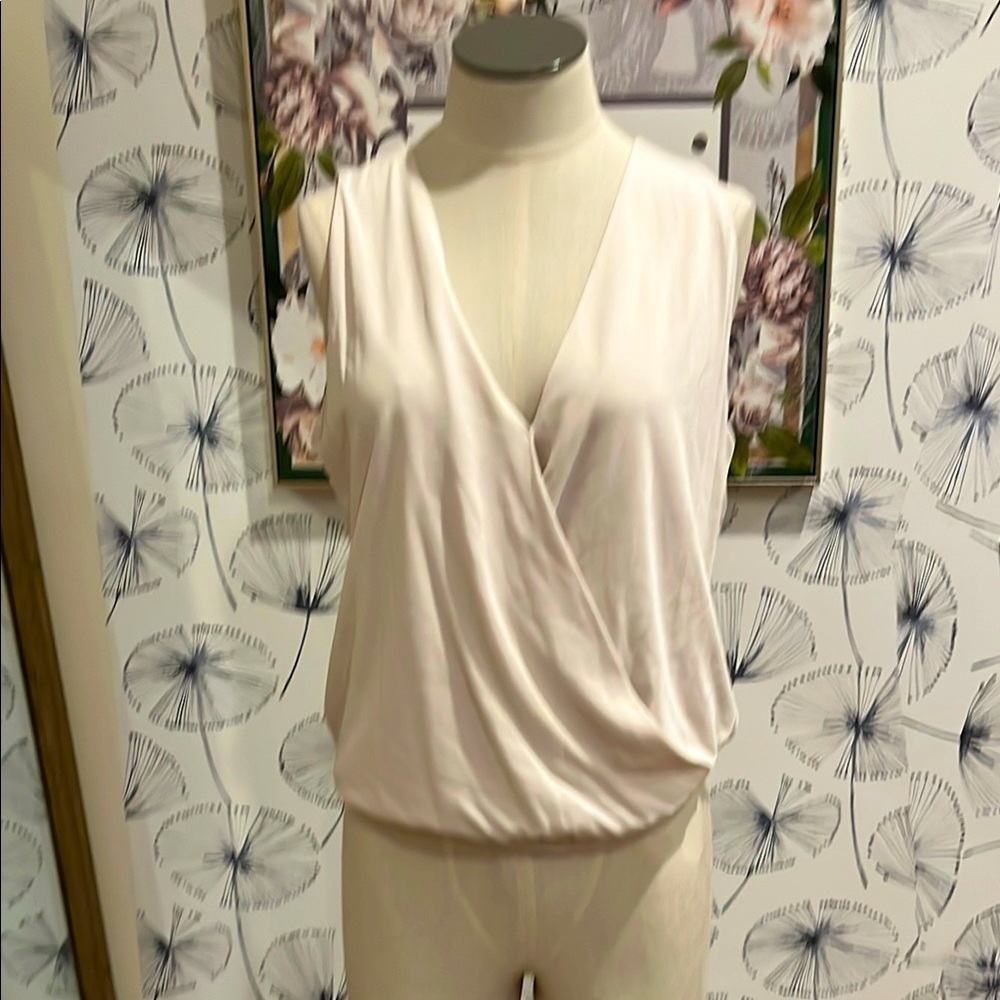 Verónica M (s) Elegant Cream Sleeveless Blouse